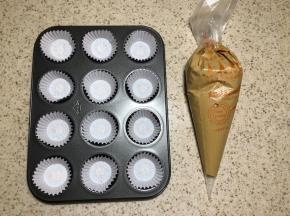 面糊装入裱花袋内，淋膜纸放入模具中