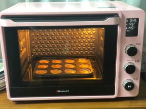 烤盘放入下层，放一些水，然后把蛋糕盘放入大烤盘中水浴烘烤，145度20分钟