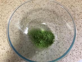 青汁粉，我就是网上随便买的，冲水喝的，准备3克，可能每个品牌的青汁粉颜色深度不一样，这个多点少点无所谓