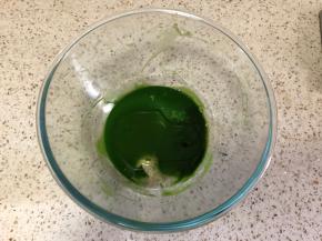 放入玉米油和香草精搅匀