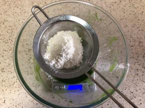 筛入低筋面粉搅匀