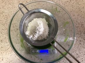 筛入低筋面粉搅匀