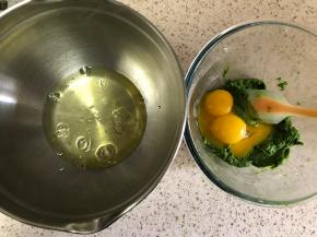 分离鸡蛋清和蛋黄，蛋黄加入面糊中，蛋白盆一定要无水无油