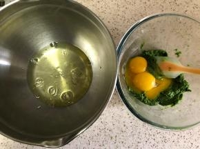 分离鸡蛋清和蛋黄，蛋黄加入面糊中，蛋白盆一定要无水无油