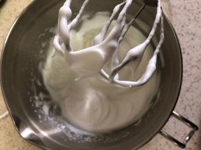 蛋白分三次加糖打发至干性发泡