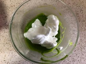 取三分之一蛋白加入蛋黄糊中