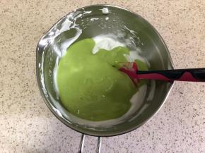 翻拌搅匀后倒回蛋白中翻拌均匀