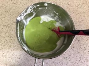 翻拌搅匀后倒回蛋白中翻拌均匀