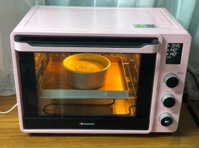 提前预热140度，烘烤温度为：140度40分钟，烘烤时把蛋糕盆放在烤盘中送入烤箱