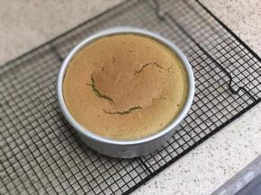 烤好后倒扣至凉透