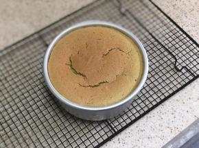 烤好后倒扣至凉透