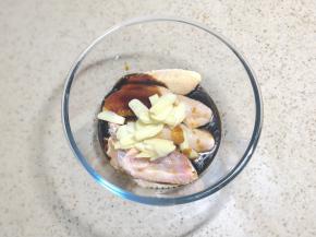 料酒蚝油生抽葱蒜放入鸡翅中