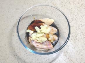 料酒蚝油生抽葱蒜放入鸡翅中