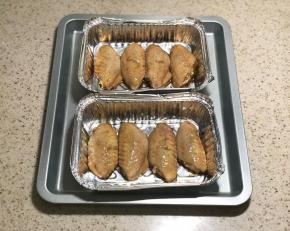 锡纸盒底放入少许油，放入鸡翅