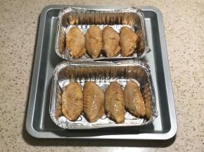 锡纸盒底放入少许油，放入鸡翅