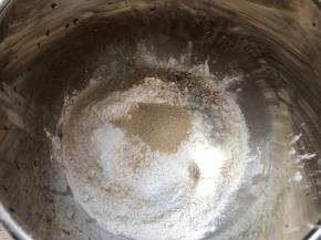 酵母用的普通安琪就可以，酵母放入面粉中