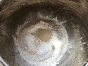 酵母用的普通安琪就可以，酵母放入面粉中
