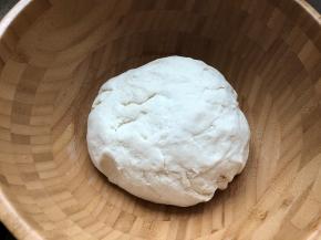 和面成一个面团即可，盖上保鲜膜醒面20分钟