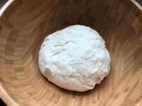 和面成一个面团即可，盖上保鲜膜醒面20分钟