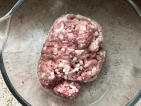 准备肉馅，我用的3比7的肥瘦比例的五花肉