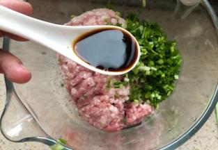 先说下勺子，我用的是这种勺，一勺液体大概10-15克因为密度的关系重量不等，上面我也标注了大概重量，换勺也可以，这些调味品多点少点都无所谓，最后用盐找齐就行