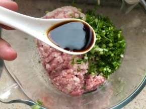 先说下勺子，我用的是这种勺，一勺液体大概10-15克因为密度的关系重量不等，上面我也标注了大概重量，换勺也可以，这些调味品多点少点都无所谓，最后用盐找齐就行