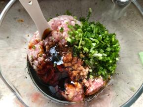 除了水之外，所有调味品加入