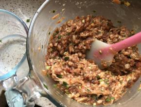 加入100克水，分三次加，每次都顺时针搅和吸收后，再加下一次