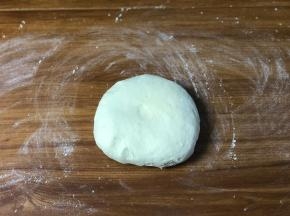 面团揉至光滑后，开始发酵，发至两倍大，取出揉面排气，醒面15分钟，分成2个面团揉圆按扁