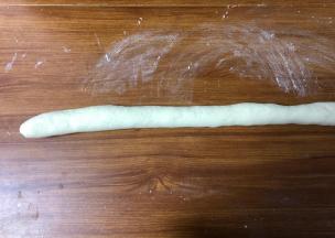 慢慢扩大洞口，然后扯开，铺在桌子上搓成长条