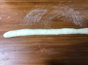 慢慢扩大洞口，然后扯开，铺在桌子上搓成长条