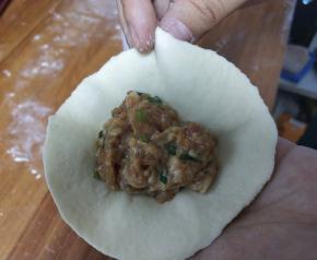 擀成片放入适量包子馅儿