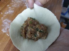 擀成片放入适量包子馅儿