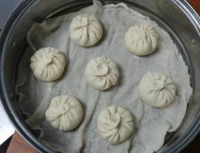 放入锅中，锅中放水提前烧微热，关火，放入蒸屉，盖盖子进行二发，稍微变大即可