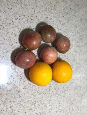 准备水果，果汁整体是酸甜口味，如果不喜欢酸，可以减少百香果的用量，2个就可以，我比较喜欢百香果的香味，多加了些