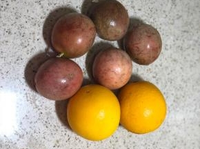 准备水果，果汁整体是酸甜口味，如果不喜欢酸，可以减少百香果的用量，2个就可以，我比较喜欢百香果的香味，多加了些