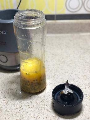 把百香果和橙子的果肉都挖出来放入料理杯中