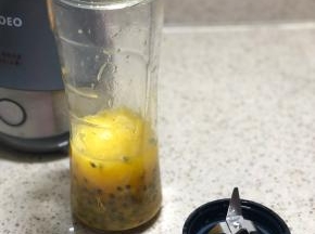 把百香果和橙子的果肉都挖出来放入料理杯中