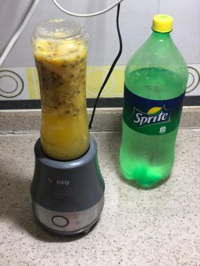 加满雪碧，搅打30秒，放入切成小块的柠檬和冰块，我是比较能接受百香果的渣渣，如果不能接受，沉淀一会儿再喝，渣渣会自动沉底