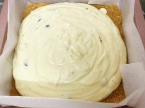 取出饼干底倒入芝士糊