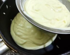 为了更细腻，做好的芝士糊我又过了一次筛