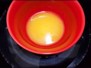 黄油隔热水融化成液态