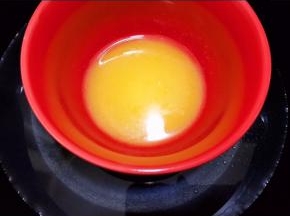 黄油隔热水融化成液态