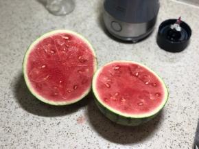 无籽西瓜榨汁会比较方便，取一半的西瓜肉就够了