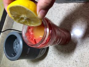 西瓜肉放入料理机中，加入几克蜂蜜，再挤入2毫升左右的柠檬汁