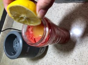 西瓜肉放入料理机中，加入几克蜂蜜，再挤入2毫升左右的柠檬汁