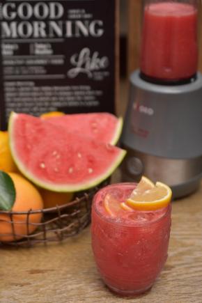 放入冰块和柠檬片装饰