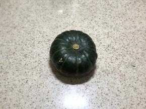 准备南瓜，我准备的是这种贝贝瓜，比较好吃，加糖根据南瓜甜度来，也可以不加