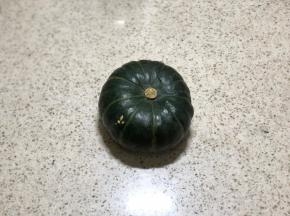 准备南瓜，我准备的是这种贝贝瓜，比较好吃，加糖根据南瓜甜度来，也可以不加