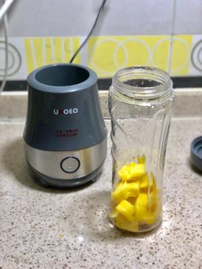 芒果肉放入杯中